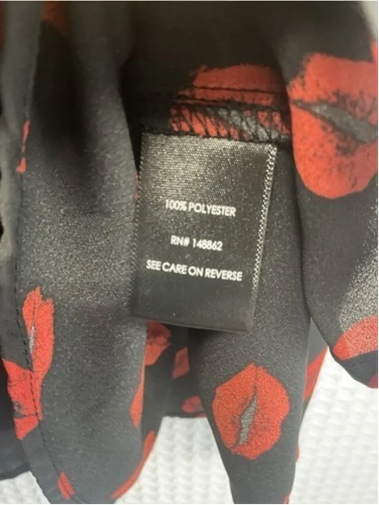 NWOT Torrid Black/Red Lips Print Cold Shoulder V-Neck Blouse Women 2X - Picture 3 of 10